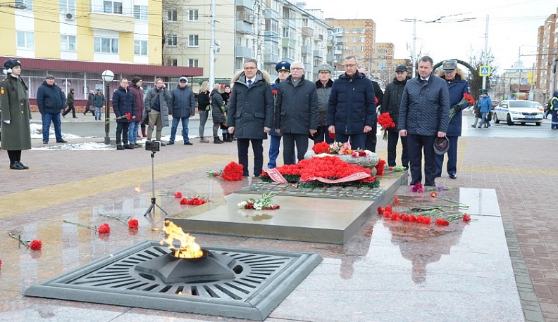 Владислав Шапша возложил цветы к могиле Неизвестного солдата в Калуге