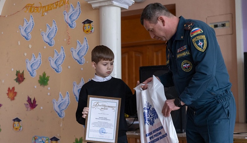 Сотрудники МЧС поблагодарили 11-летнего школьника из Калуги за спасение бабушки на пожаре