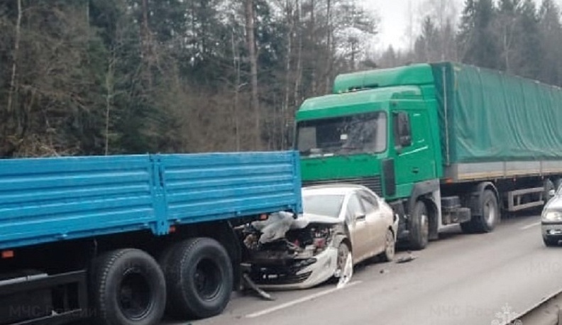 Водитель грузовика устроил массовое ДТП на трассе в Калужской области