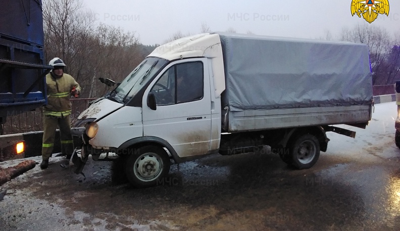 Под Калугой бронированный КАМАЗ снес на встречке ГАЗель