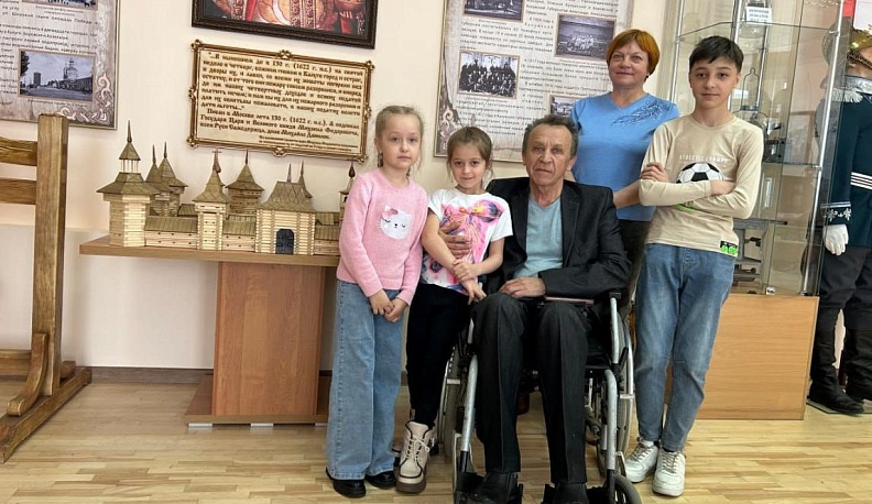 Владимир и Наталья с внуками Софьей, Аксиньей и Леонидом.