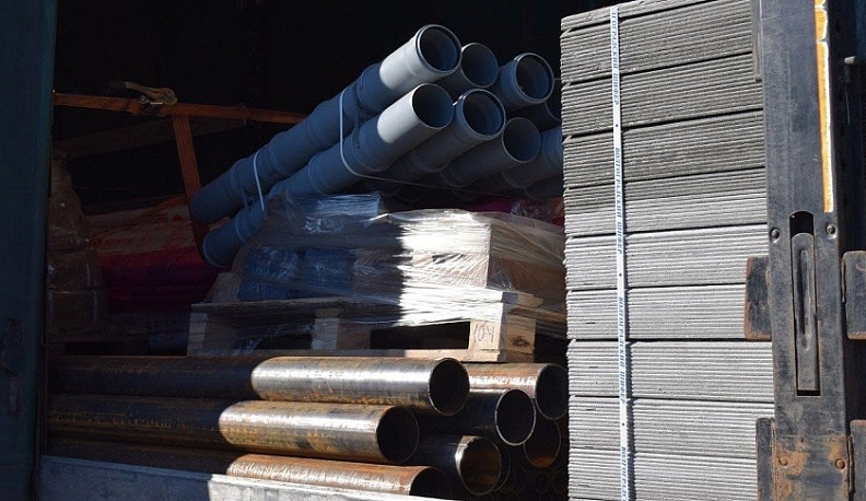 Коммунальщики из Первомайска ЛНР приняли от калужан очередной гуманитарный груз со стройматериалами