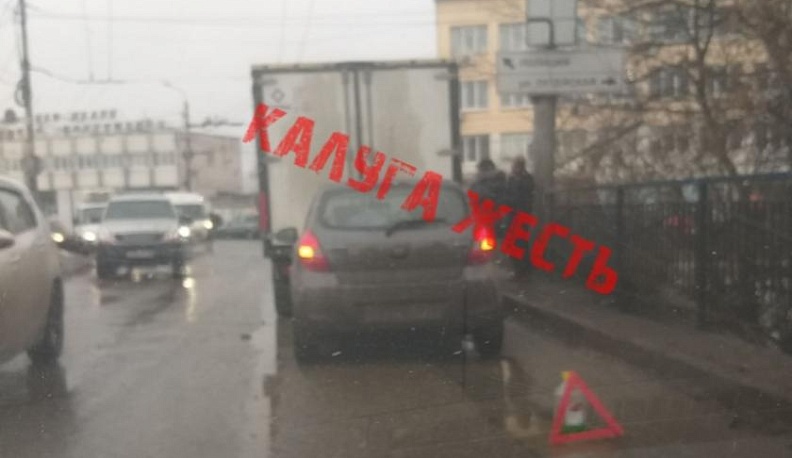 Улица Глаголева в Калуге стоит в пробке в обе стороны