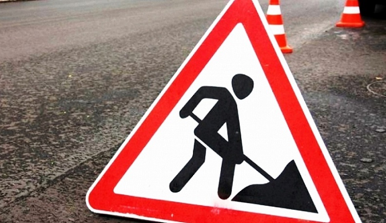 В Калуге после жалобы в соцсетях засыпали провал в тротуаре