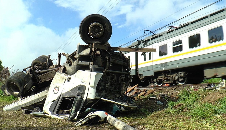 В Ворсино фура столкнулась с поездом из-за проблем с навигатором