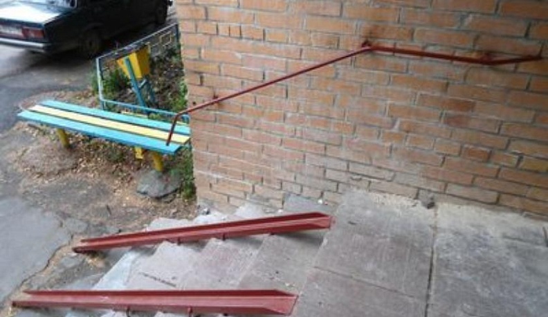 В Юхнове подъезд ребенка-инвалида обеспечили пандусом по требованию прокуратуры