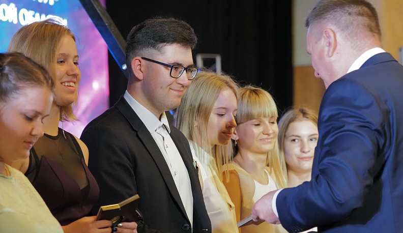 В администрации Калужской области медалистов встретили рэпом