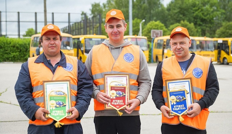 Владислав Шапша поздравил работников автомобильного и городского пассажирского транспорта с профессиональным праздником