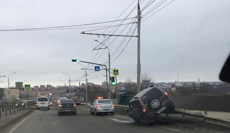 В Калуге машина "оседлала" отбойник