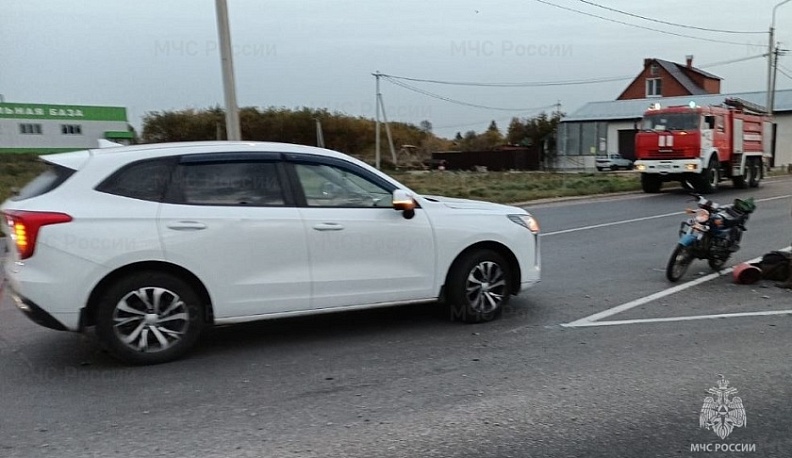 Китайский внедорожник столкнулся с мопедом в Козельском районе