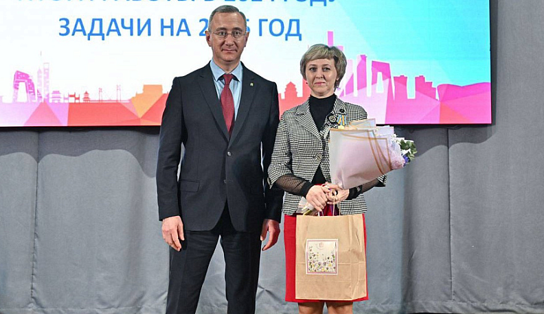 Владислав Шапша наградил преподавателя за спасение человека