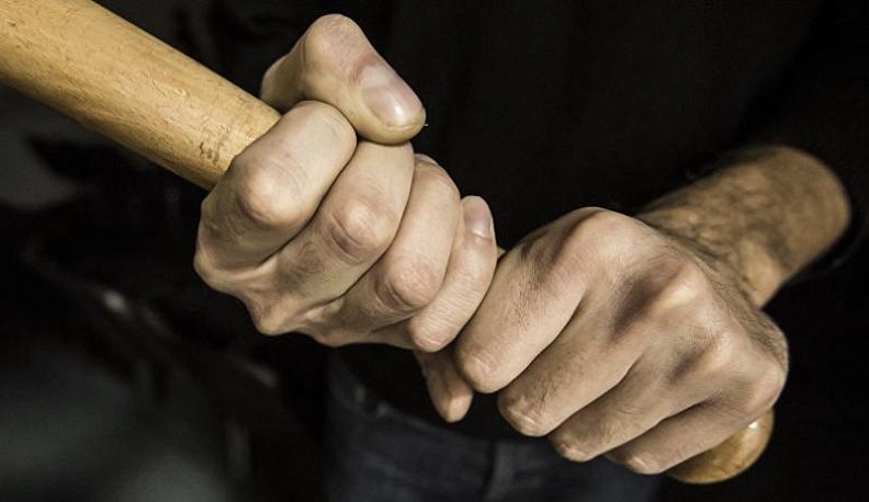 В Калуге мужчина избил битой стрелявшего в него парня