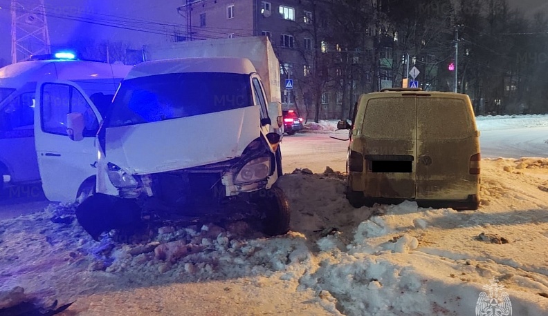 В Калуге столкнулись грузовик и «Газель»