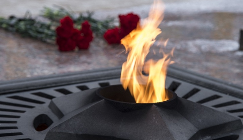 Владислав Шапша возложил цветы к Могиле Неизвестного солдата