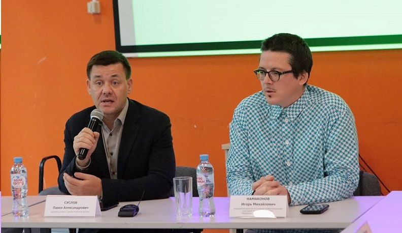 Генеральный директор Федерации креативных индустрий России Игорь Намаконов познакомился с символами Калужской области