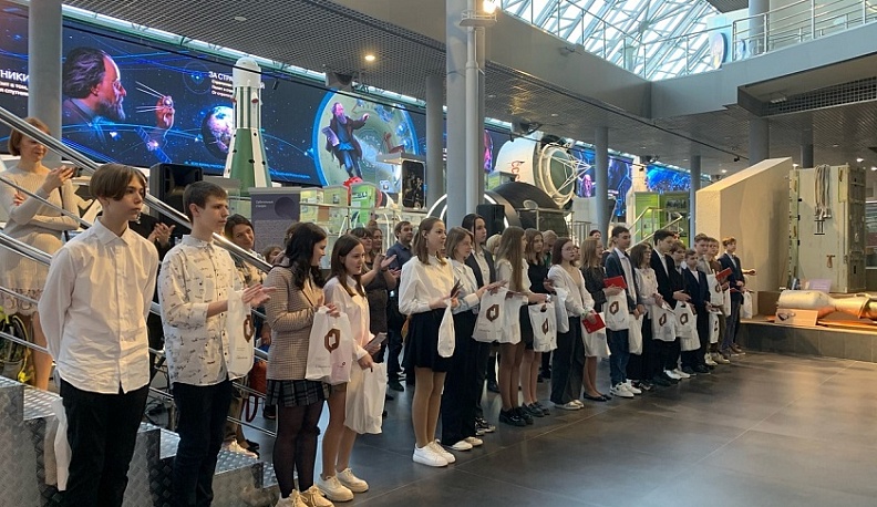 Юным калужанам торжественно вручили паспорта в музее истории космонавтики