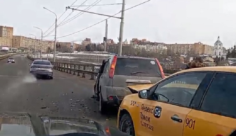 В Калуге Гагаринский мост перекрыла массовая авария