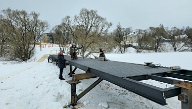 В Кировском округе начали собирать мост у «Сказочной деревни»