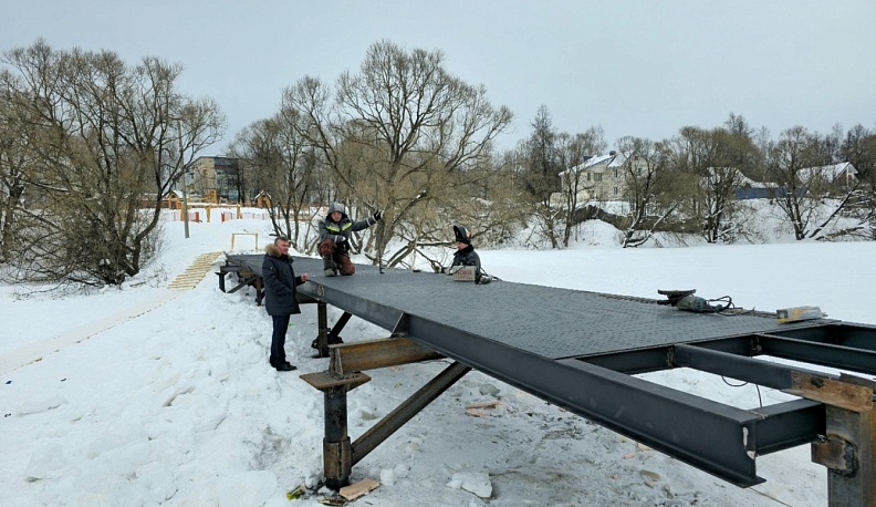 В Кировском округе начали собирать мост у «Сказочной деревни»