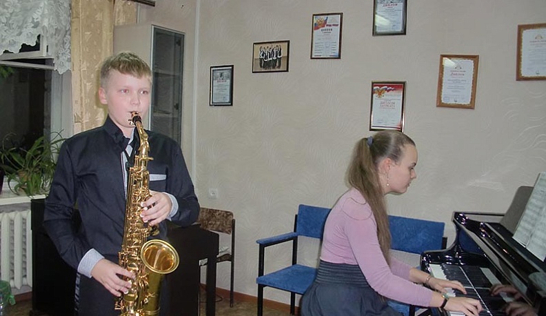Юные калужские музыканты поздравили мам с праздником