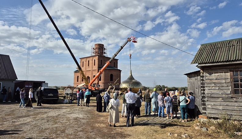 В селе Корекозево на храм установили купол и крест  