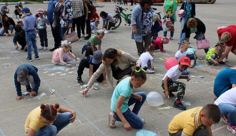 Ольга Коробова побывала на конкурсе рисунков на асфальте в Куйбышевском районе