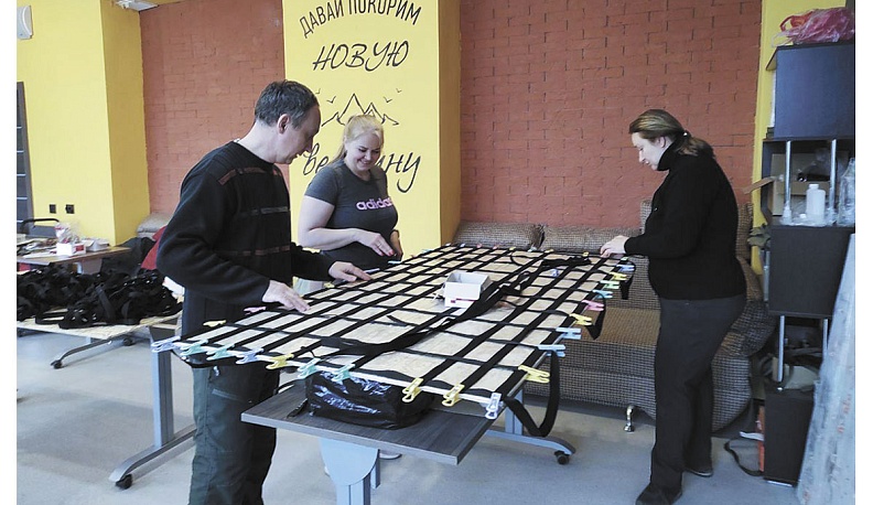 С легкостью освоили в мастерской пошив тактических носилок для раненых.