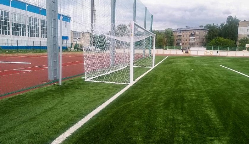 В Малоярославце после капитального ремонта открыли футбольное поле с беговыми дорожками и искусственным покрытием