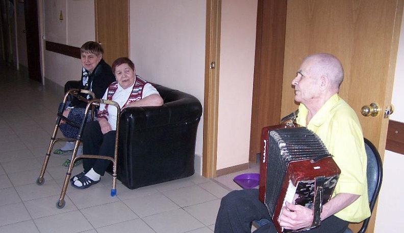 И песни поём, и крючком вяжем