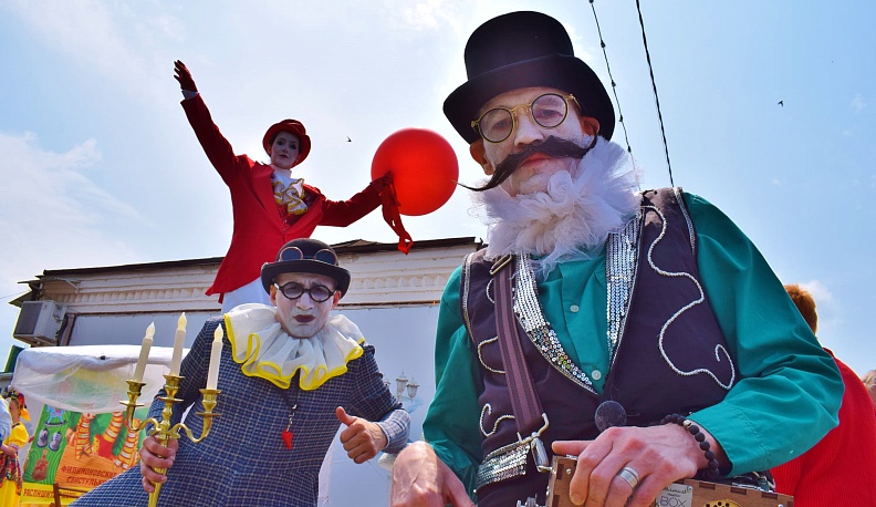 В Тарусе прошёл XV юбилейный фестиваль «Петухи и гуси в городе Тарусе»