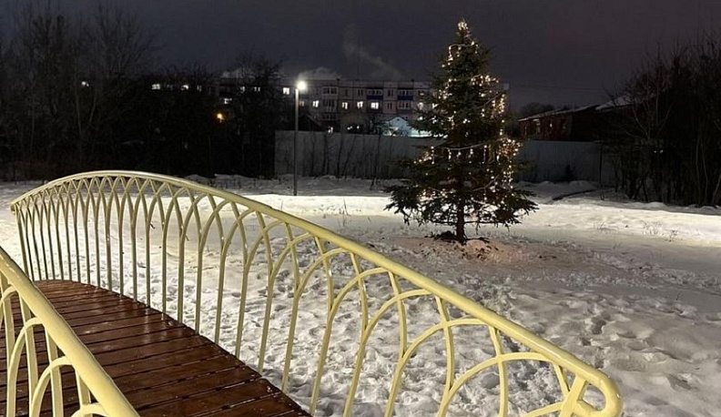Сквер, созданный в Балабаново по нацпроекту, украшают к Новому году