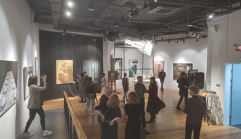 В Калуге проходит выставка московского художника об одиночестве, разлуках и немного о красном вине