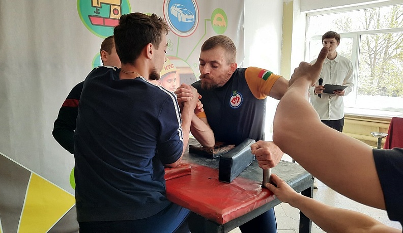 В Сухиничах состоялся межрайонный турнир по армрестлингу