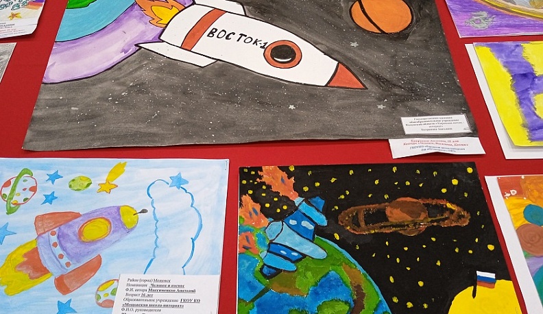 В калужской библиотеке для слепых им. Н. Островского работает конкурсная выставка детского рисунка «Человек. Вселенная. Космос»