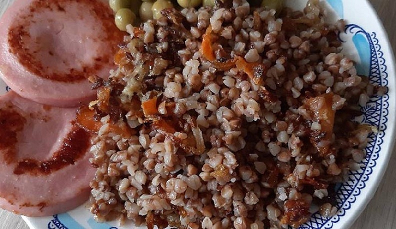 В Калужской области гречка с колбасой стала дороже