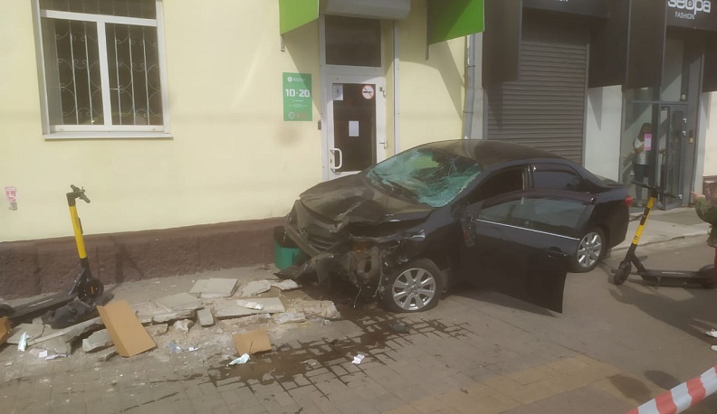 После ДТП на автобусной остановке в Калуге в реанимацию попали один взрослый и двое подростков