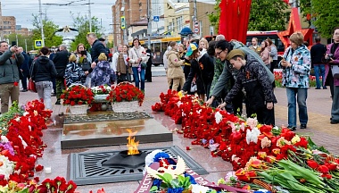 Владислав Шапша возложил цветы к Вечному огню в Калуге