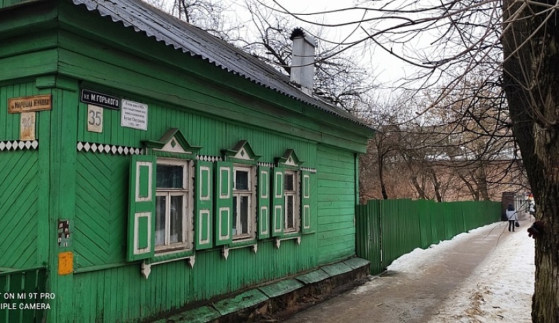 В Калуге у дома Булата Окуджавы отремонтировали сломанный трактором забор