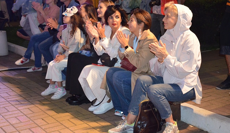 В Калуге у драмтеатра проходит трёхдневная газон-пати