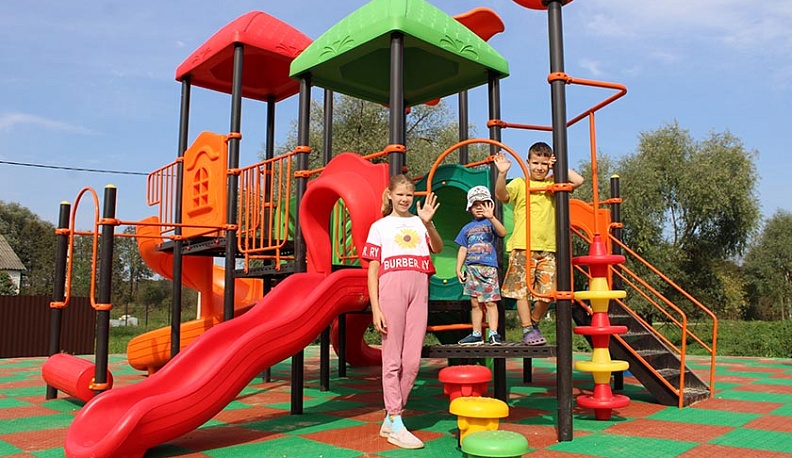 В Лопатино Тарусского района появилась новая детская площадка 