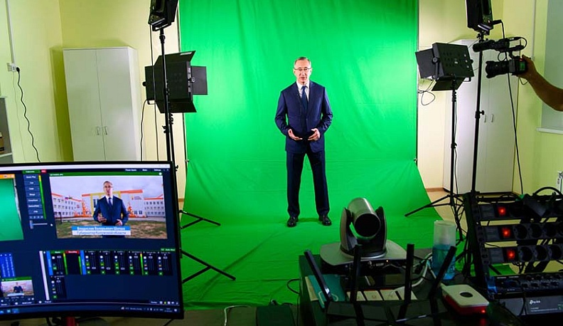 В новой фотостудии малоярославецкой школы по инициативе старшеклассников Владислав Шапша записал видеообращение к учащимся.