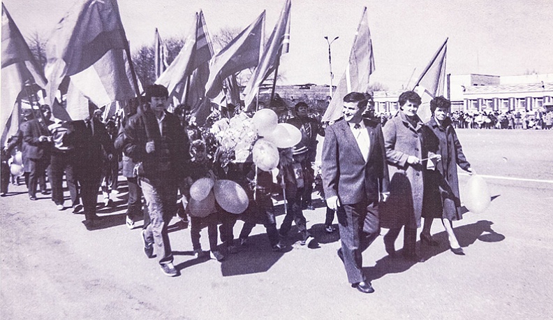 Кировский ДСК на демонстрации. Во главе колонны Б. Железнер, Л. Матвеева. 1988 г.