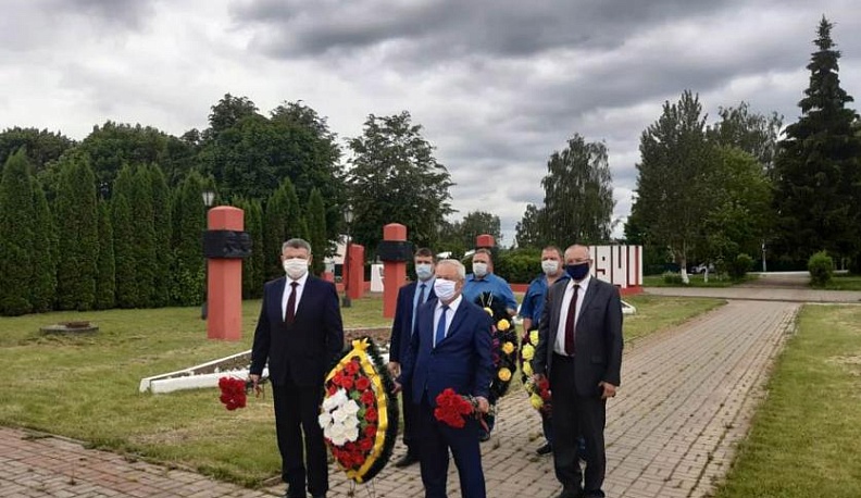 На мемориалах Мосальского района возложили цветы в День памяти и скорби