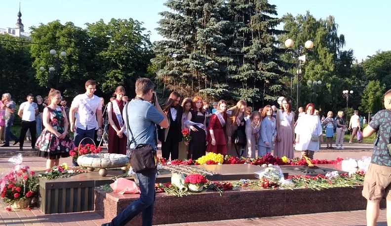 В областном центре начался праздник-шествие выпускников школ