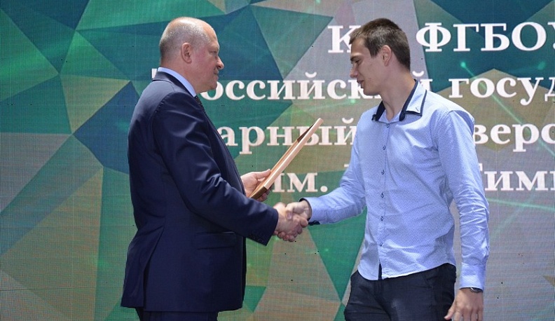 В Калуге выпускники губернаторских групп получили свидетельства об обучении