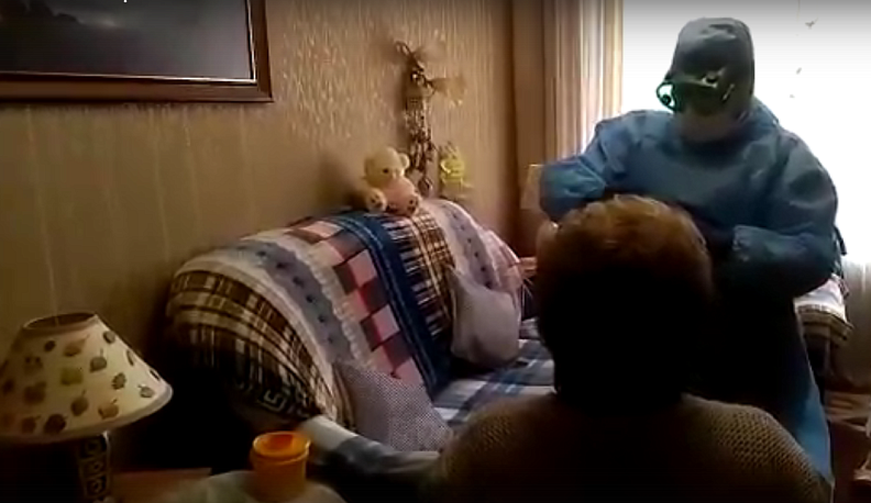 Появилось видео, как медики берут анализы на коронавирус