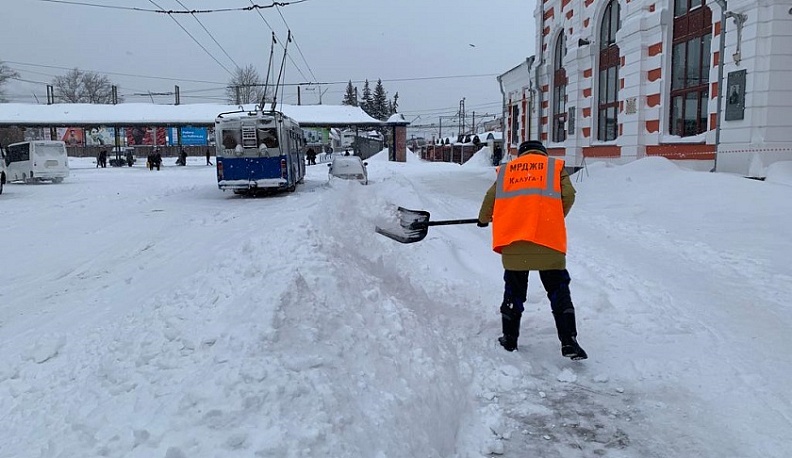 Градоначальник Калуги поручил службам бросить все силы на очистку тротуаров
