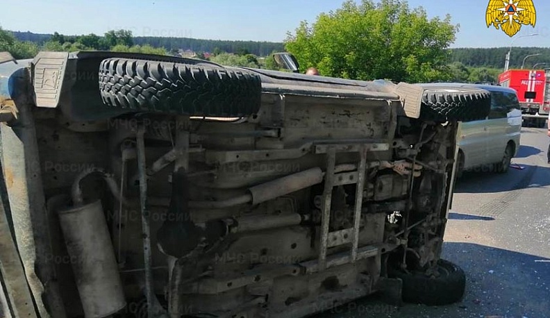 В Калуге «Нива» перевернулась при столкновении с большегрузом