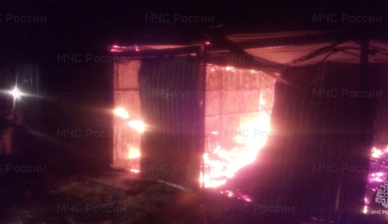 Ночью в Калужской области загорелись бытовки