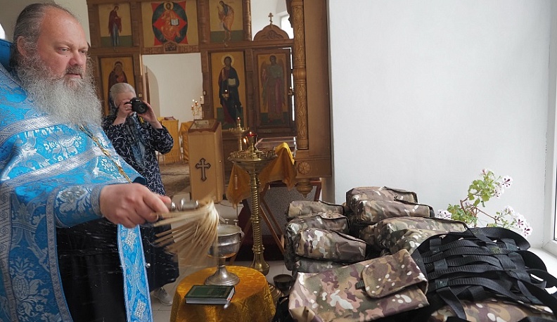 Носилки для раненых, сделанные волонтерами на народные пожертвования, отправят на Донбасс